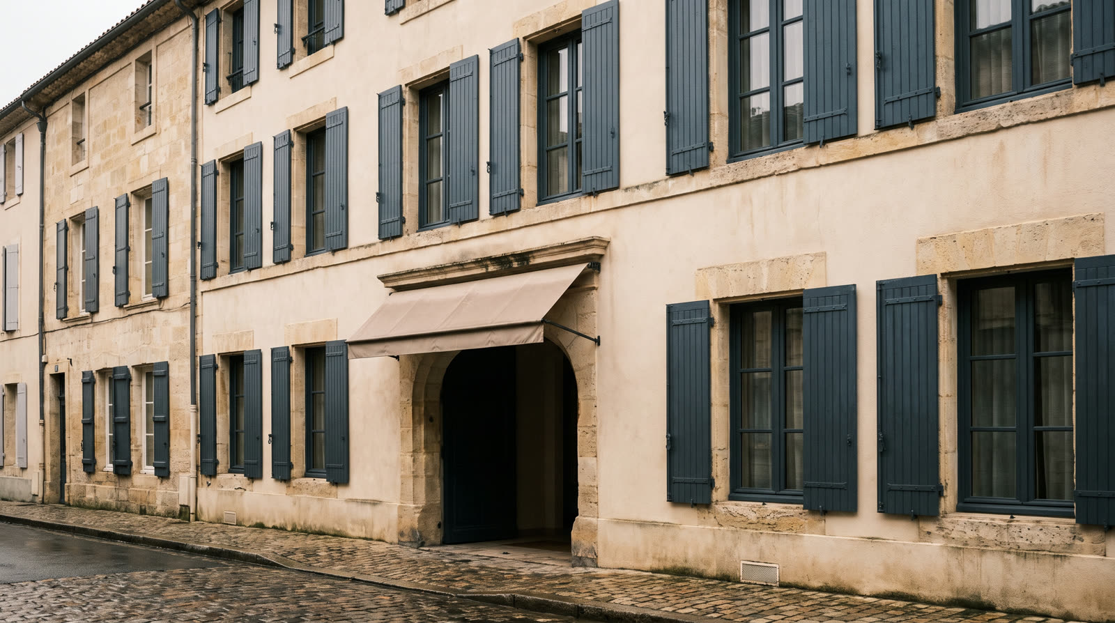 Hôtel de province : façade en pierre et enduit avec volets — la catégorie d'évaluation dépend du niveau de prestation et suit rarement les rénovations.